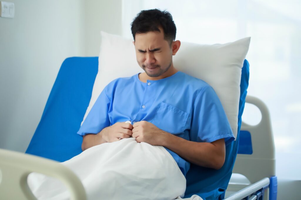 Small anal fistula condition and doctor consultation about whether fistula surgery can be delayed for a month